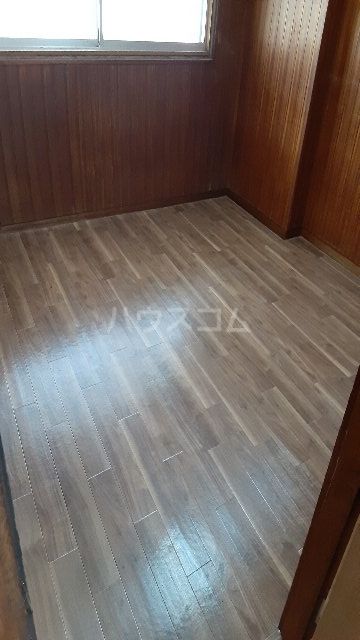 栄和ビルの居間写真