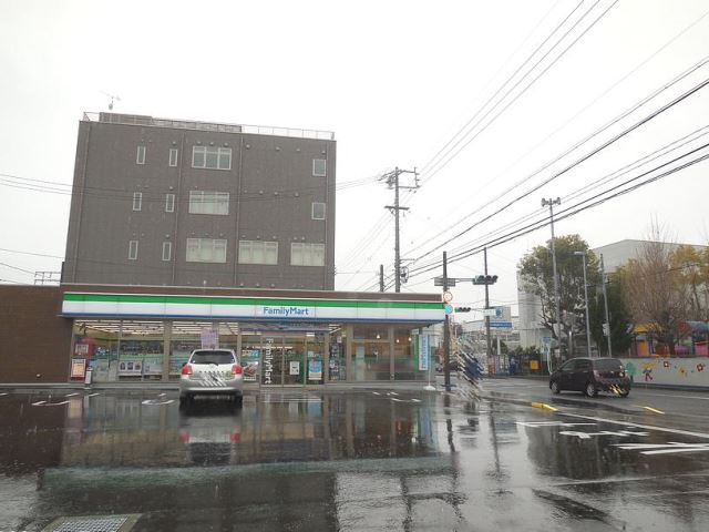 コンビニ　ファミリーマート（コンビニ）まで120m