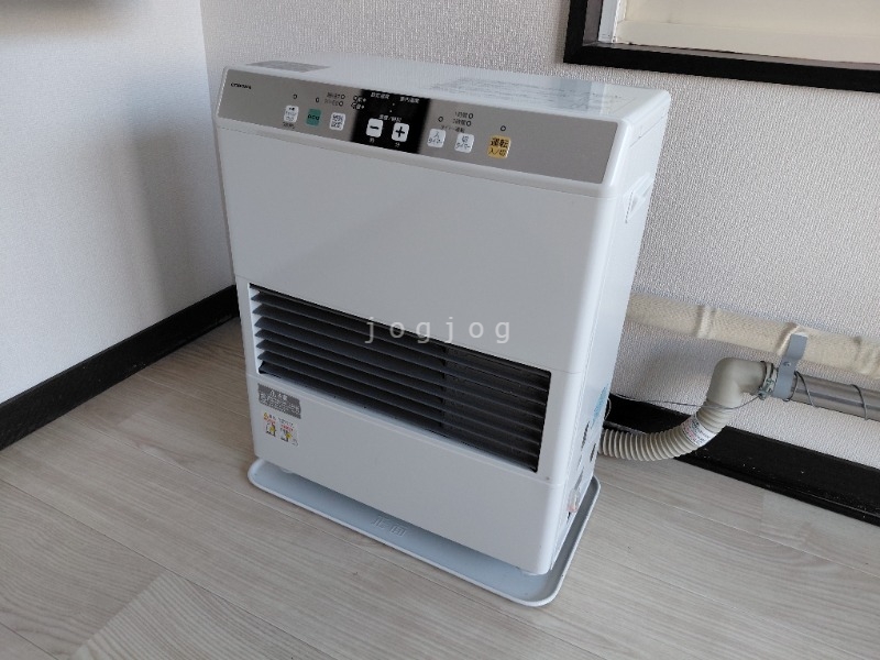 その他　冬はあったか石油ストーブです。