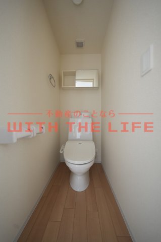 トイレ　落ち着いた色調のトイレです