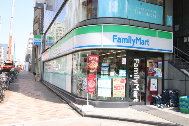 コンビニ　ファミリーマート 泉一丁目店（コンビニ）まで100m