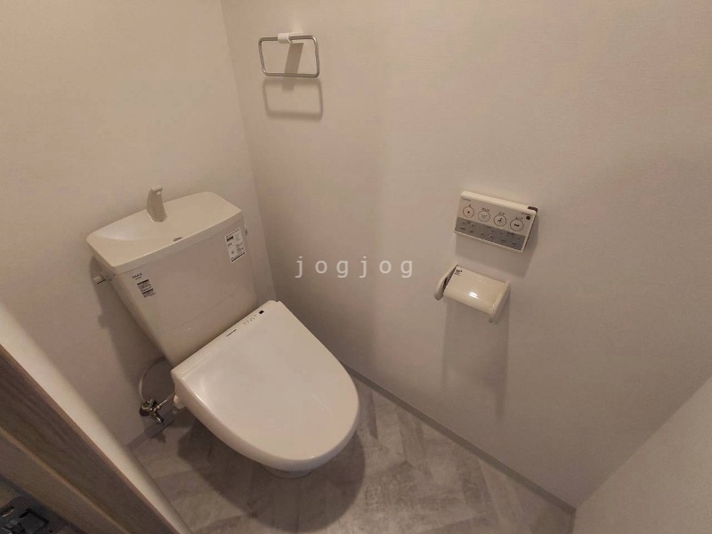 トイレ　嬉しい温水洗浄便座付きのトイレです。