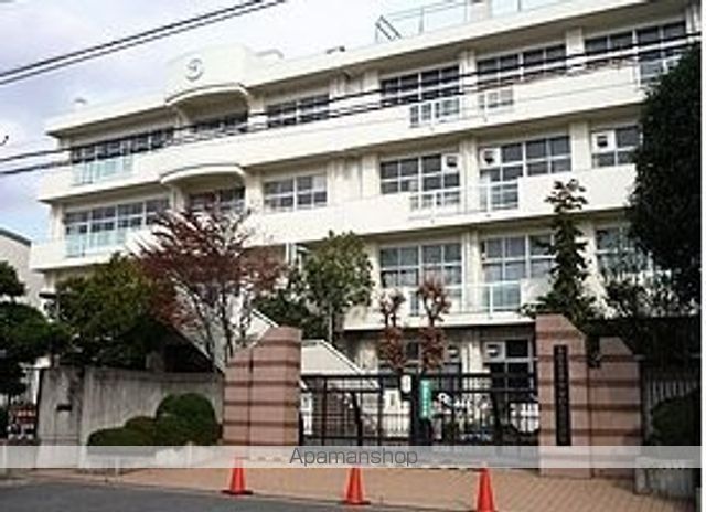 小学校　さいたま市立浦和大里小学校（小学校）まで1179m