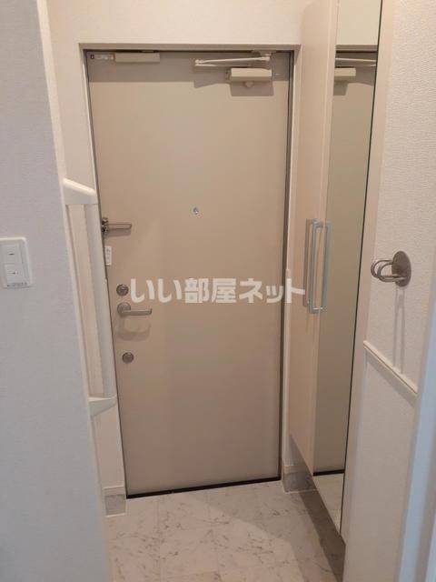 ノイエ レーベンの玄関写真