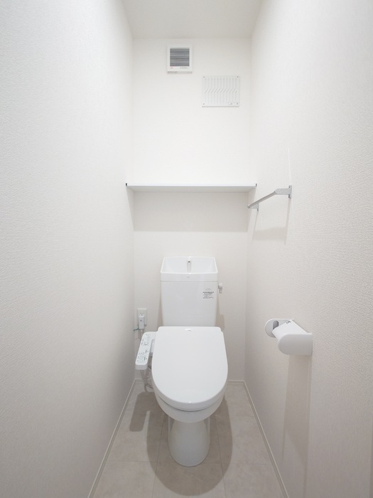 トイレ　落ち着いた色調のトイレです