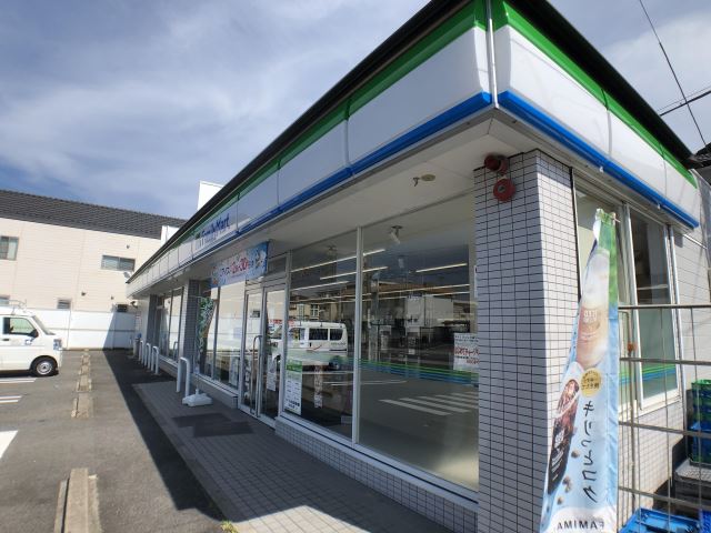 コンビニ　ファミリーマート（コンビニ）まで650m