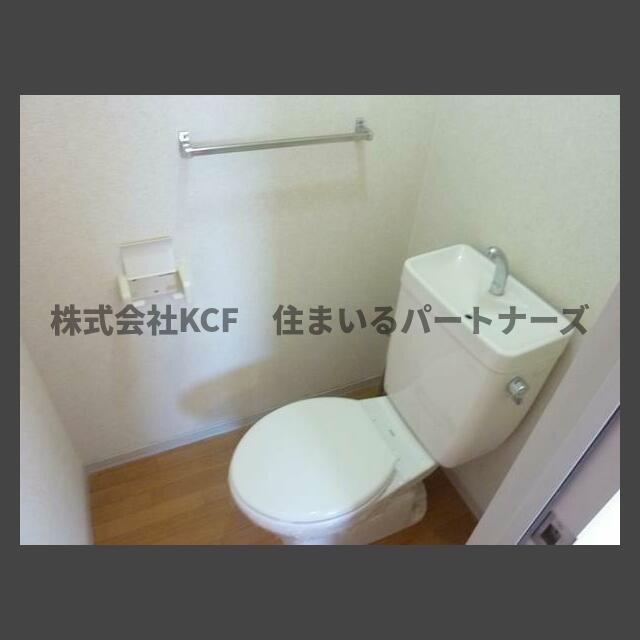 トイレ　落ち着いた色調のトイレです