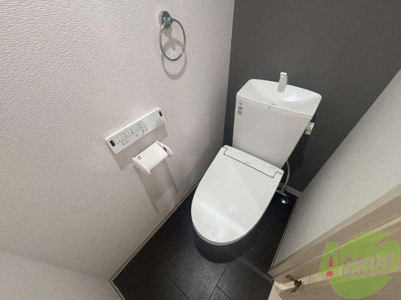 トイレ　トイレは温水洗浄便座です。シンプルな雰囲気になっています。