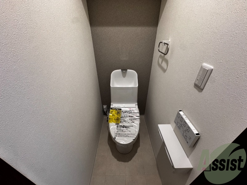 トイレ　こちらはトイレです。ピカピカなトイレで、気持ちも良いですね。