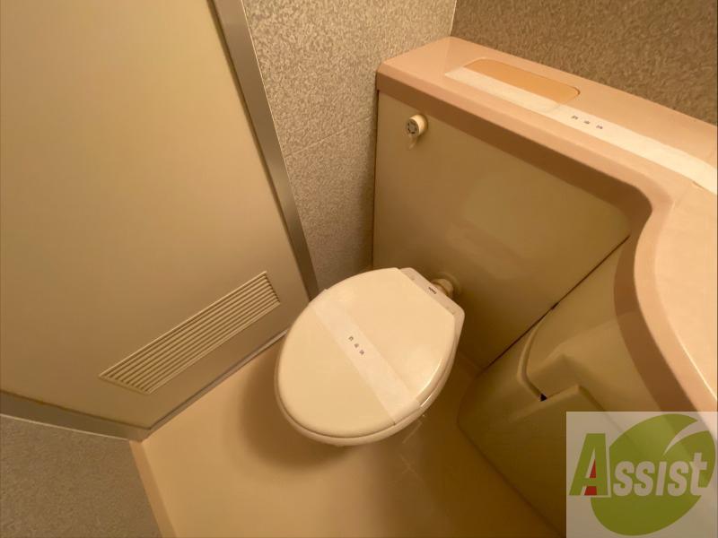 トイレ　ユニットバス内のトイレです。一人暮らしなら十分ですね。