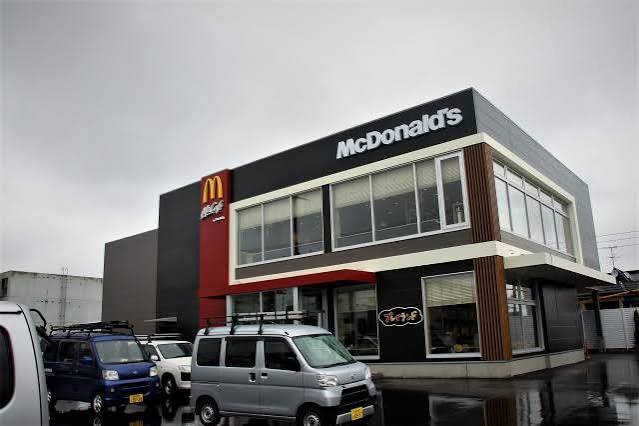 飲食店　マクドナルド西町店（飲食店）まで671m