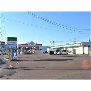コンビニ　ファミリーマート新津本町4丁目店（コンビニ）まで746m