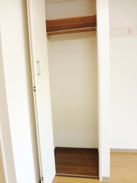 収納　ハンガーパイプ付の収納でお洋服もそのままかけられます！