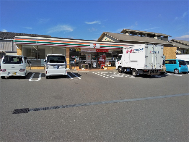 コンビニ　セブンイレブン東温市役所前店（コンビニ）まで500m