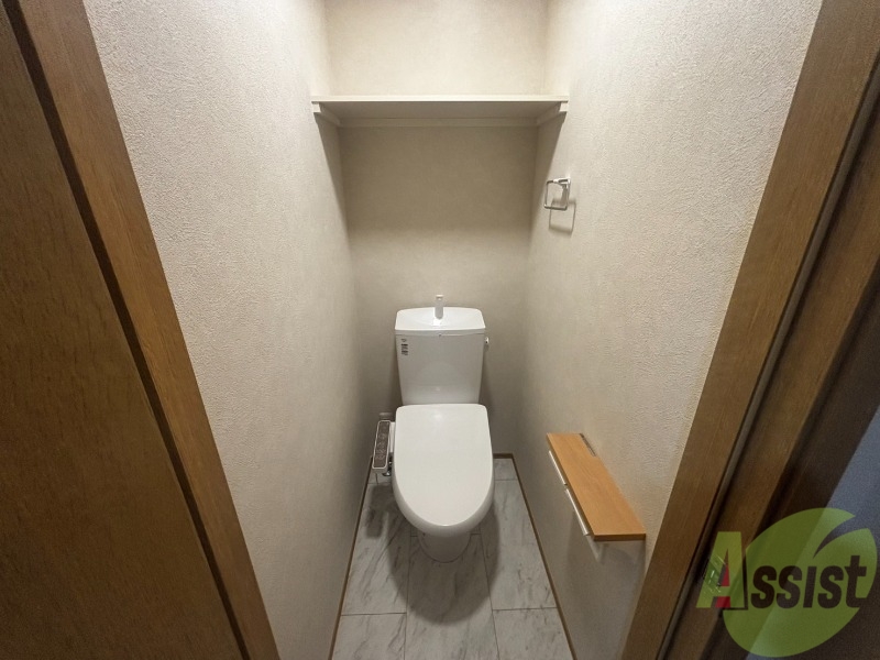 トイレ　トイレはウォシュレット付きで、上には棚があります。