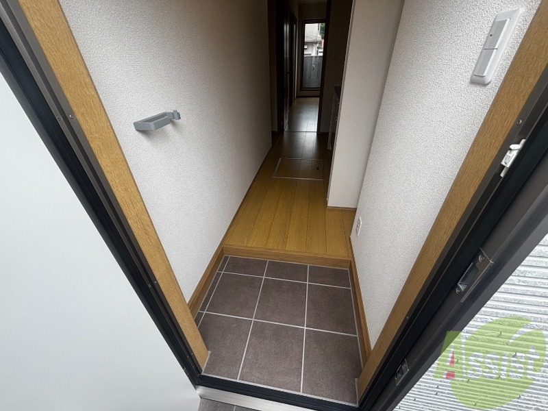玄関　玄関は傘立てが備わっているのがいいですね。