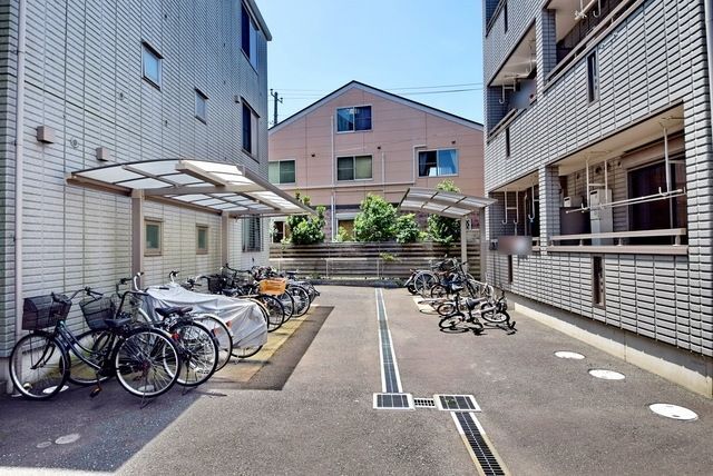 その他共有部分　屋根付きの駐輪場あります
