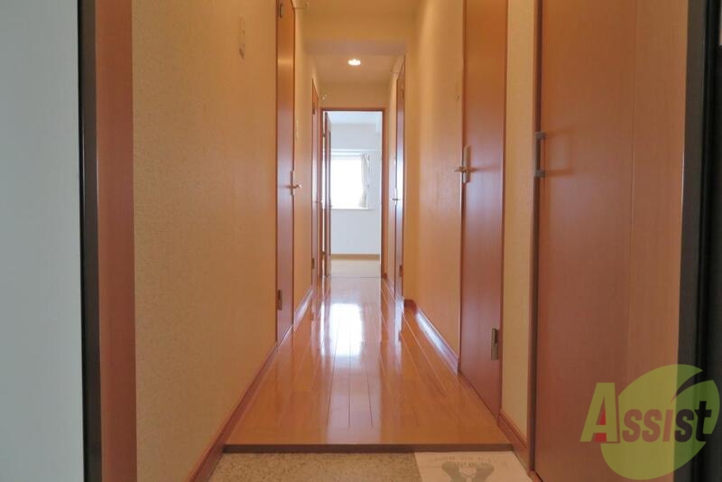 玄関　玄関を入ると正面がリビング、左に２つの洋室があります