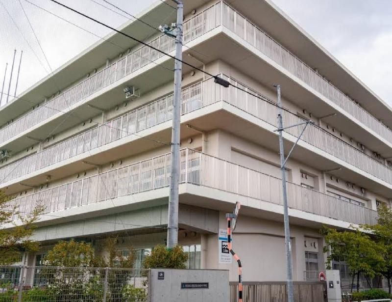 小学校　足立区立鹿浜五色桜小学校（小学校）まで550m
