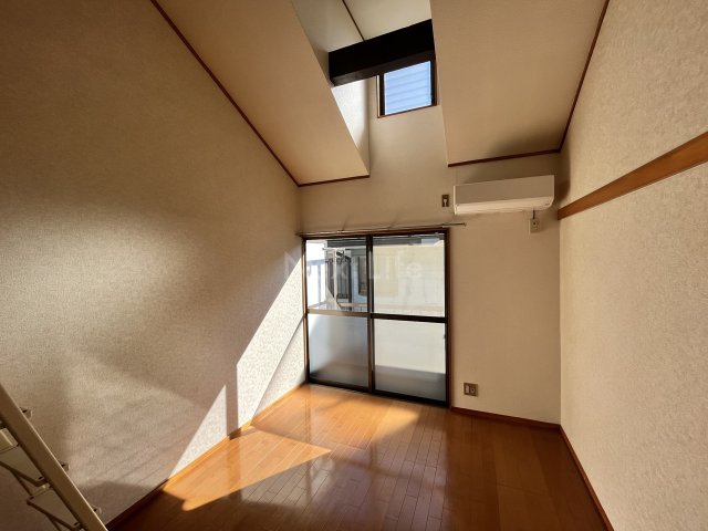 レジデンスエーティーティー立川の居間写真