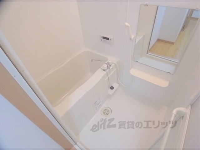 バス・シャワールーム　広めの浴室でごゆっくりどうぞ。
