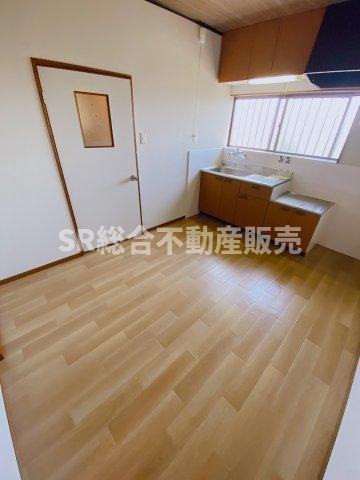 上四条町戸建ての居間写真
