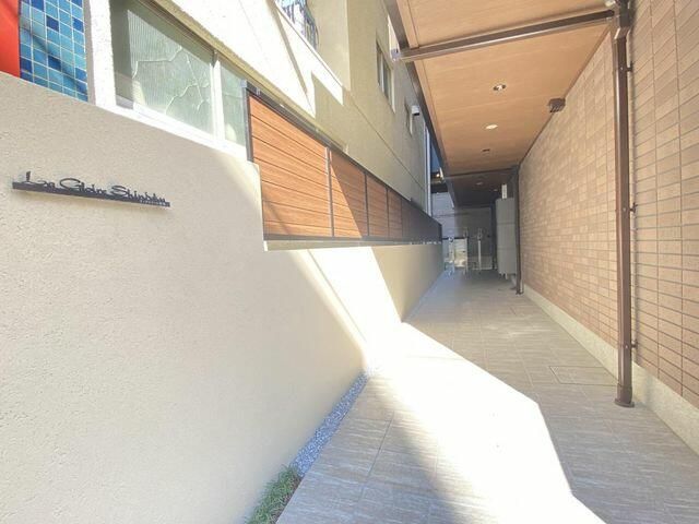 エントランス　落ち着いたエントランスです