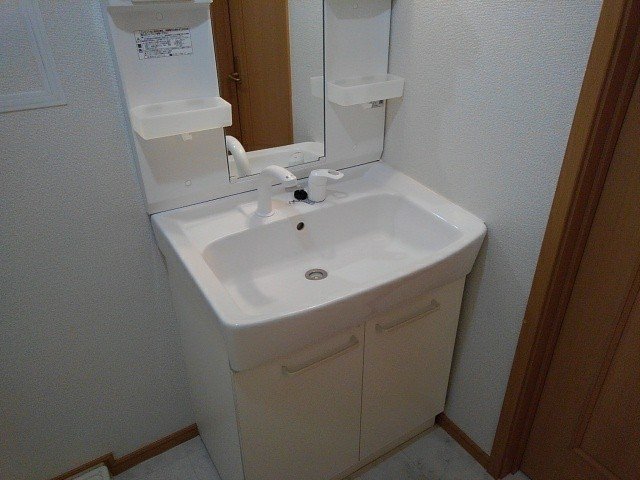 洗面設備　明るい洗面所です