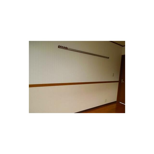その他設備　各部屋の壁に物掛けフックが付いています。