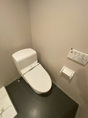 トイレ　温水洗浄便座付きのトイレです♪