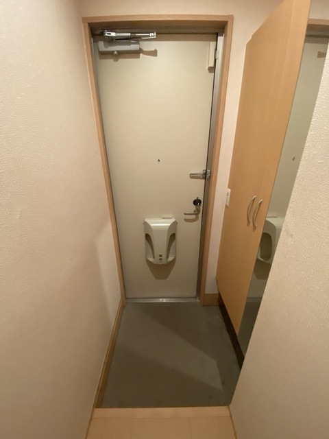 玄関　姿見付きのシューズボックスです