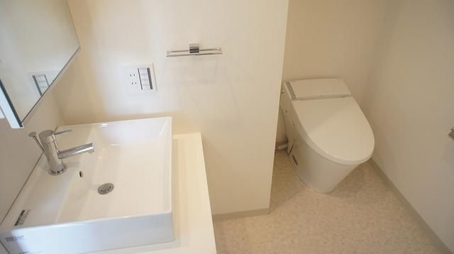 ＪＲ中央線 水道橋駅 徒歩5分 12階建 築16年のトイレ写真