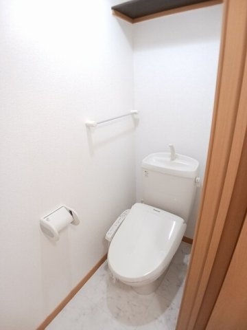 トイレ　落ち着いた色調のトイレです