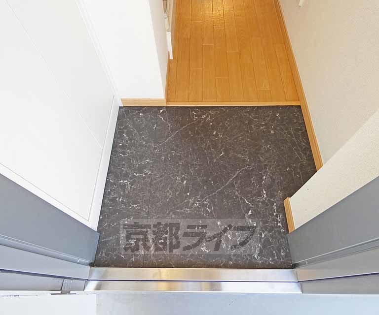 レオパレス深草の玄関写真