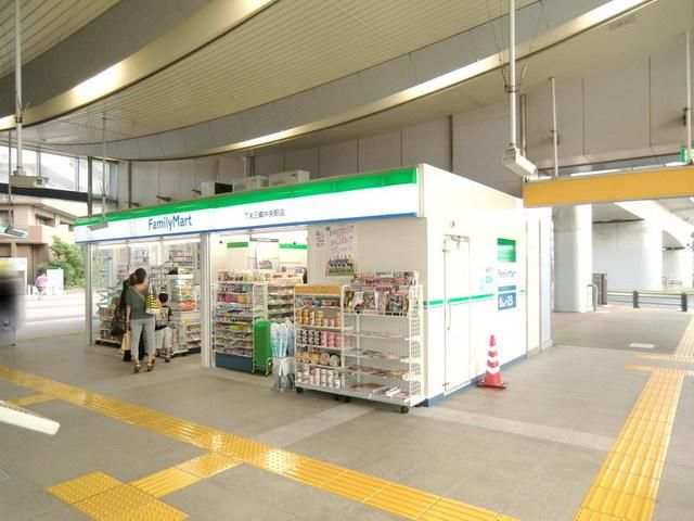 コンビニ　ファミリーマート（コンビニ）まで600m