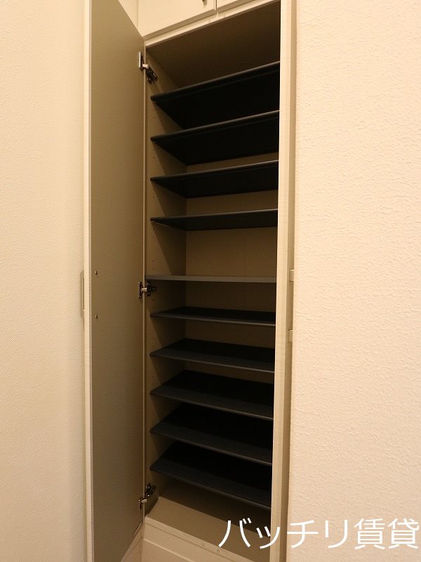 玄関　別号室タイプの為、現状を優先致します