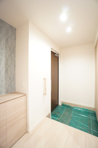玄関　※建設中の写真です。