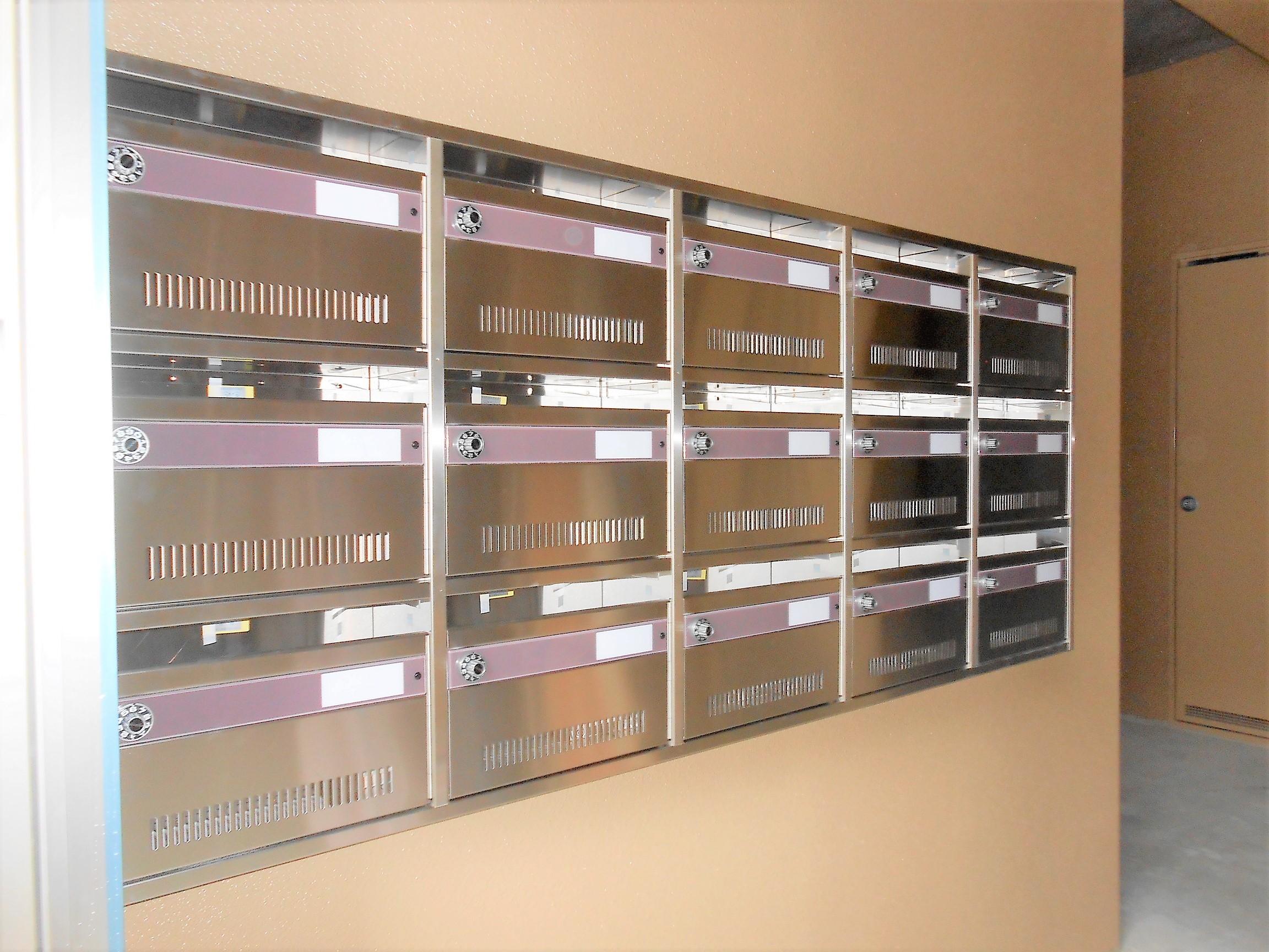 エントランス　1階部分には集合ポストがあります！