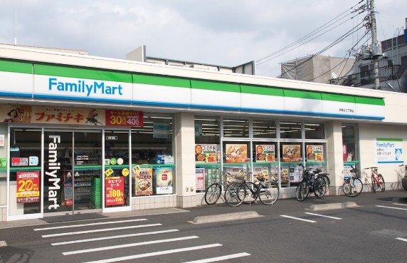 コンビニ　ファミリーマート本駒込二丁目店（コンビニ）まで131m