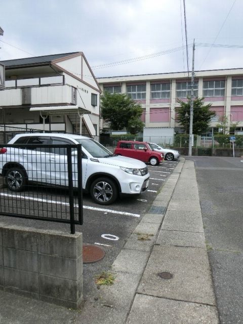 【クレール牧の里　Ａ棟の駐車場】