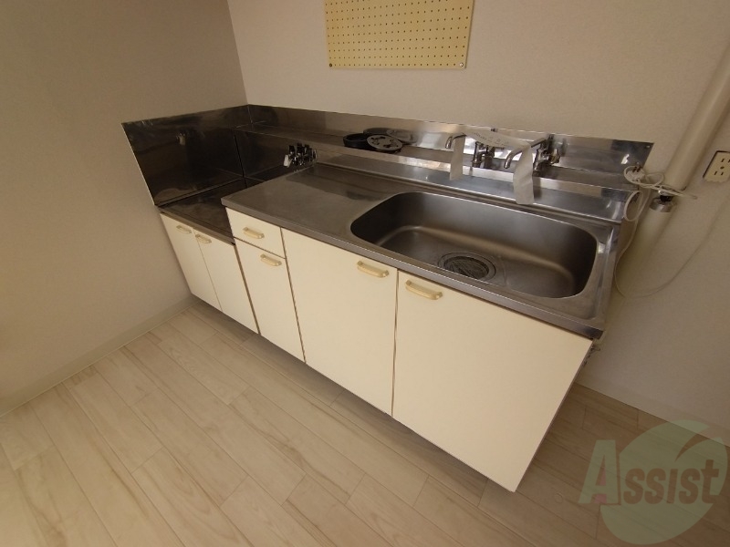 キッチン　シンプルなキッチンです。ガスコンロも設置できる仕様です。