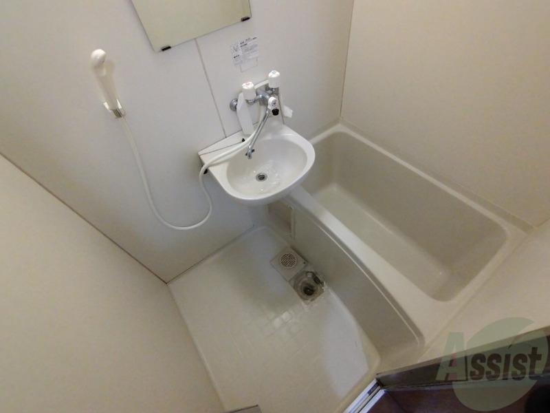 バス・シャワールーム　こちらはお風呂。一日の疲れをここで癒してください。