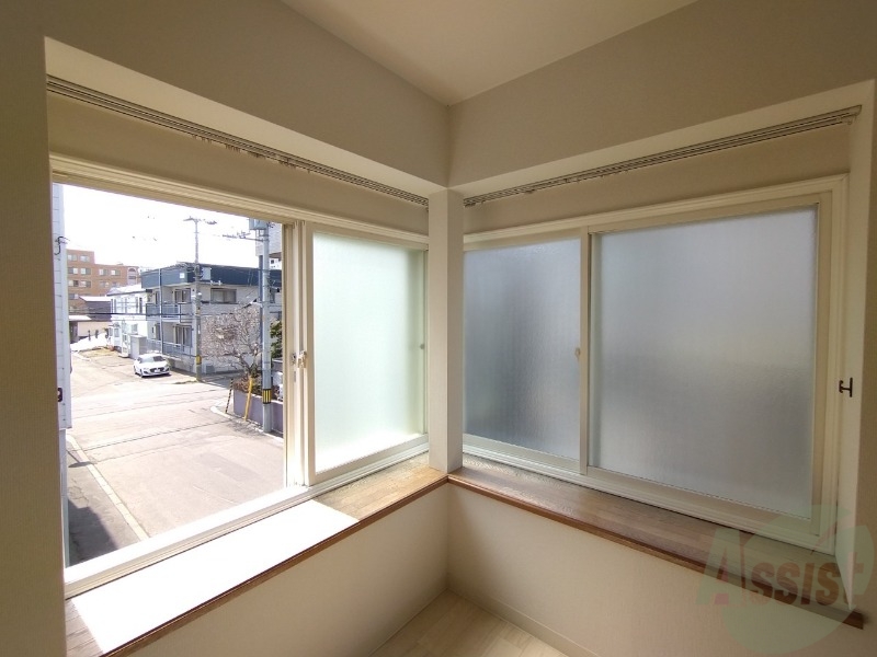 バルコニー　出窓があるのでお部屋の中が明るくなりますね！