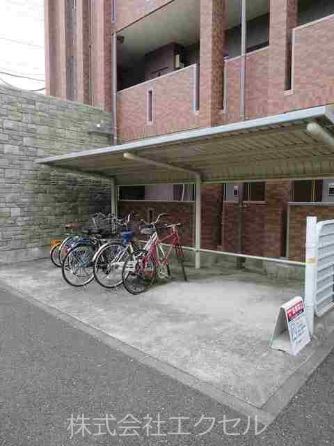 その他共有部分　屋根付きの駐輪場です。