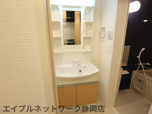 洗面設備　ゆったりとスペースのある洗面所