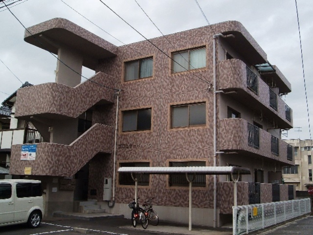 【松山市北条辻のマンションの建物外観】