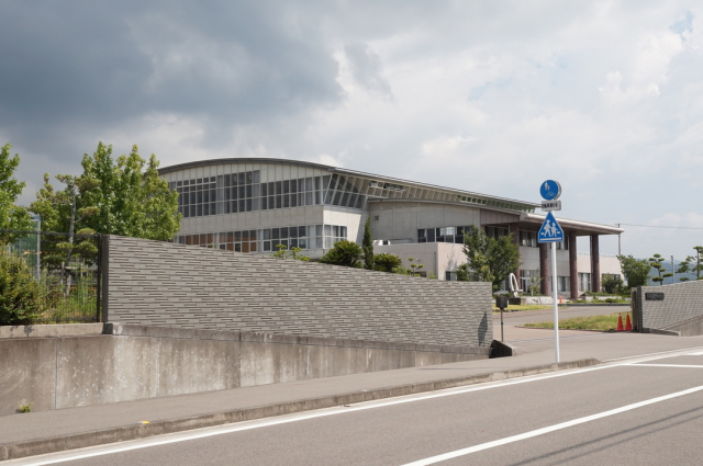 【松山市北条辻のマンションの中学校】