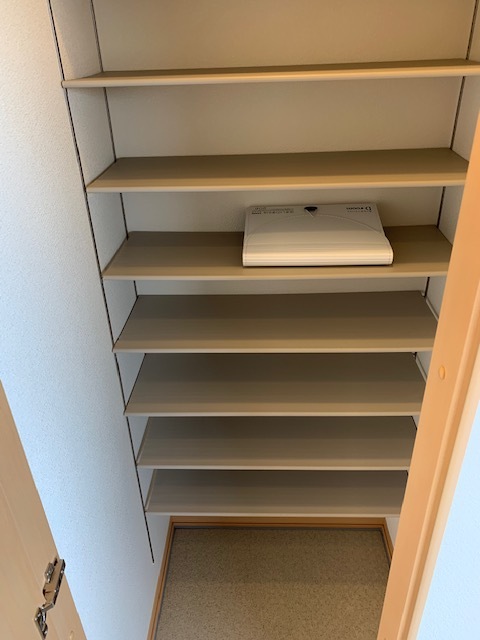 玄関　収納たっぷりの下駄箱付
