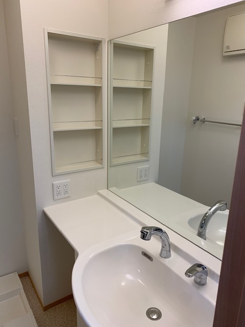 洗面設備　鏡の大きいカウンタータイプの洗髪洗面化粧台