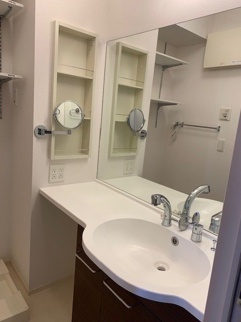 洗面設備　鏡の大きいカウンタータイプの洗髪洗面化粧台